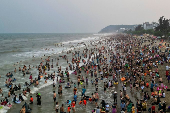Bãi biển Sầm Sơn dài 3 km đông kín người vào buổi chiều từ ngày 27/4. Ảnh: Lê Hoàng