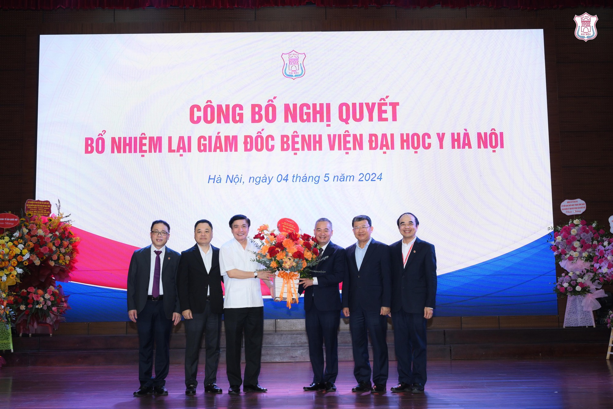 PGS.TS Nguyễn Lân Hiếu tiếp tục được bổ nhiệm làm Giám đốc Bệnh viện Đại học Y Hà Nội - Ảnh 2. PGS.TS Nguyễn Lân Hiếu tiếp tục được bổ nhiệm làm Giám đốc Bệnh viện Đại học Y Hà Nội - Ảnh 2.