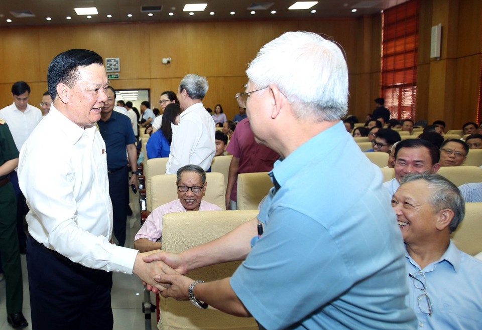 Bí thư Thành ủy Hà Nội Đinh Tiến Dũng trao đổi, trò chuyện với các cử tri