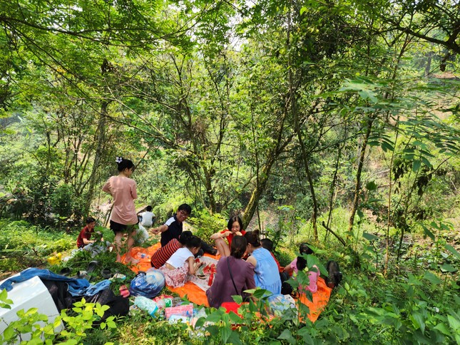 Hà Nội: Nhiều người lên núi tránh nóng dịp nghỉ lễ ảnh 8
