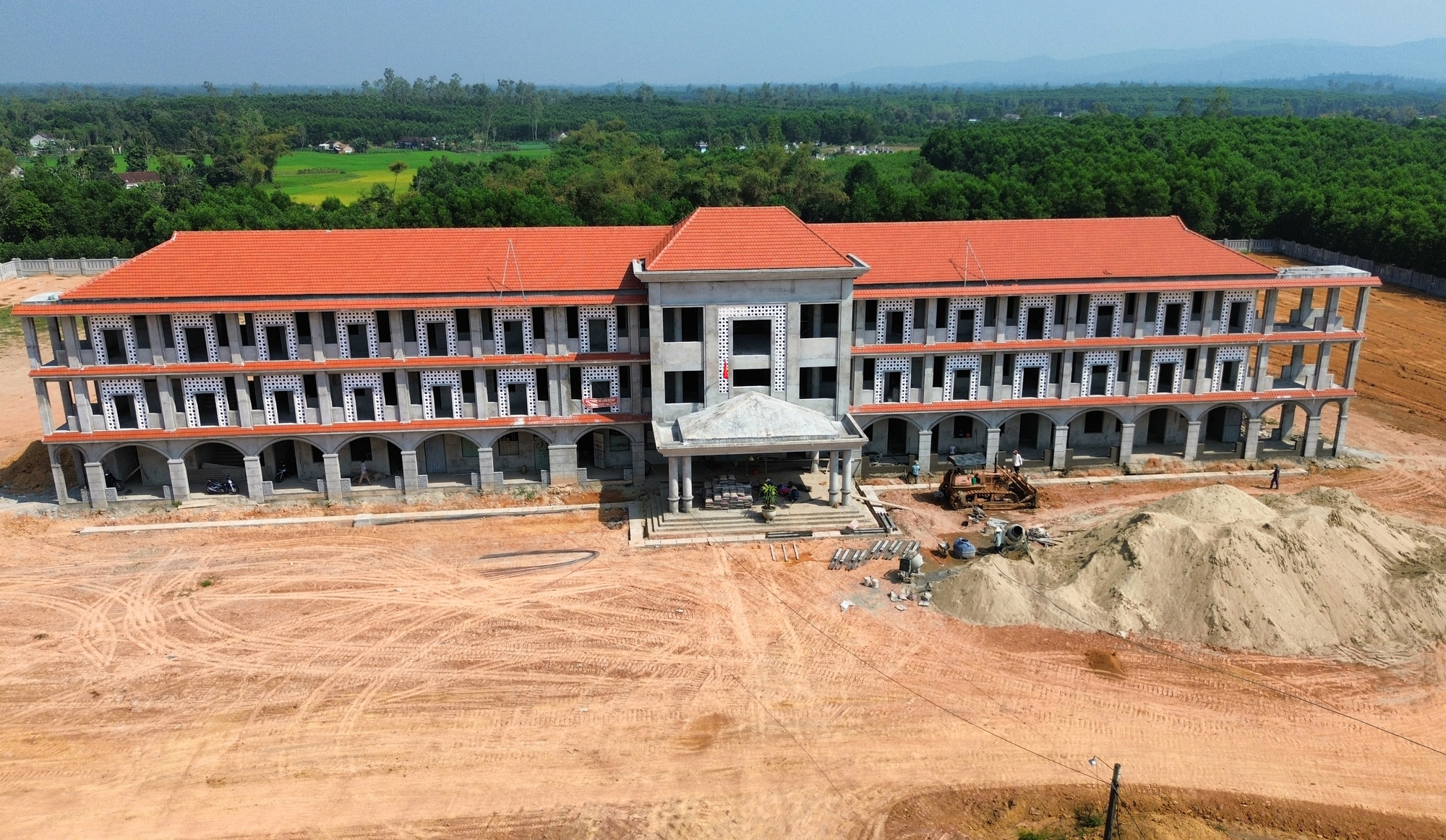 Nhà thầu liên danh tuyên bố giải thể, dự án trường học 60 tỉ làm kiểu 'rùa bò'- Ảnh 3. Dự án vẫn ngổn ngang, nhiều hạng mục vẫn chưa được làm xong do nhà thầu liên danh tuyên bố giải thể - Ảnh: LÊ TRUNG