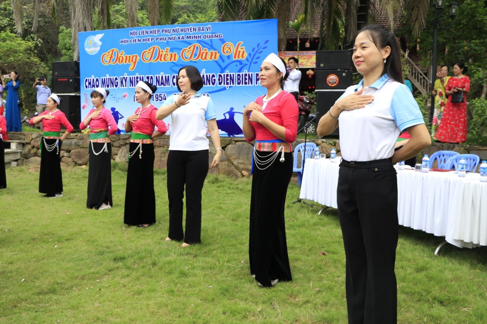 Chủ tịch Hội Liên hiệp Phụ nữ TP Hà Nội tham gia biểu diễn cùng chị em phụ nữ xã Minh Quang, huyện Ba Vì