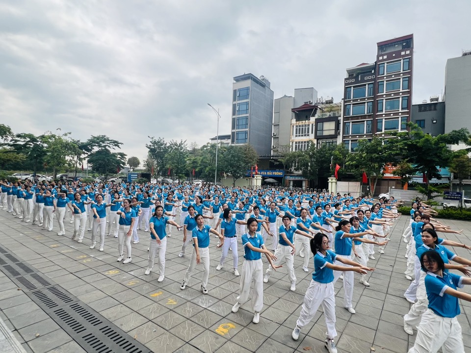 Phần biểu diễn của phụ nữ huyện Đông Anh