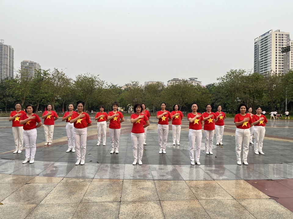 Phụ nữ phường Yên Hòa, quận Cầu Giấy biểu diễn
