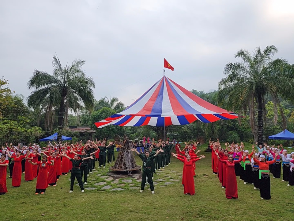 Tiết mục của phụ nữ xã Minh Quang, huyện Ba Vì