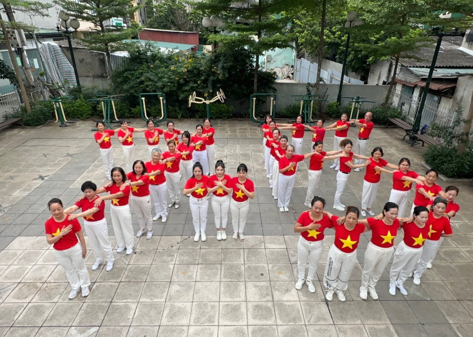 Phụ nữ phường Tứ Liên, quận Tây Hồ với con số 7/5, biểu thị cho ngày 7/5/1954 Chiến thắng Điện Biên Phủ