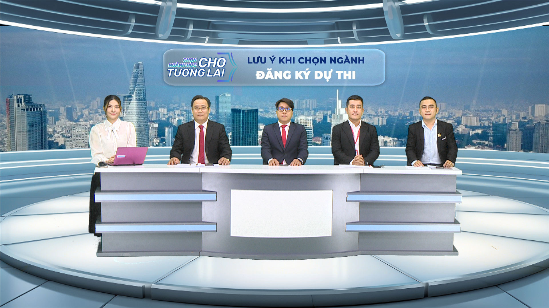 Lưu ý quan trọng khi đăng ký dự thi tốt nghiệp THPT và chọn ngành xét tuyển- Ảnh 2. Các chuyên gia tham dự chương trình tư vấn chiều nay tại Báo Thanh Niên