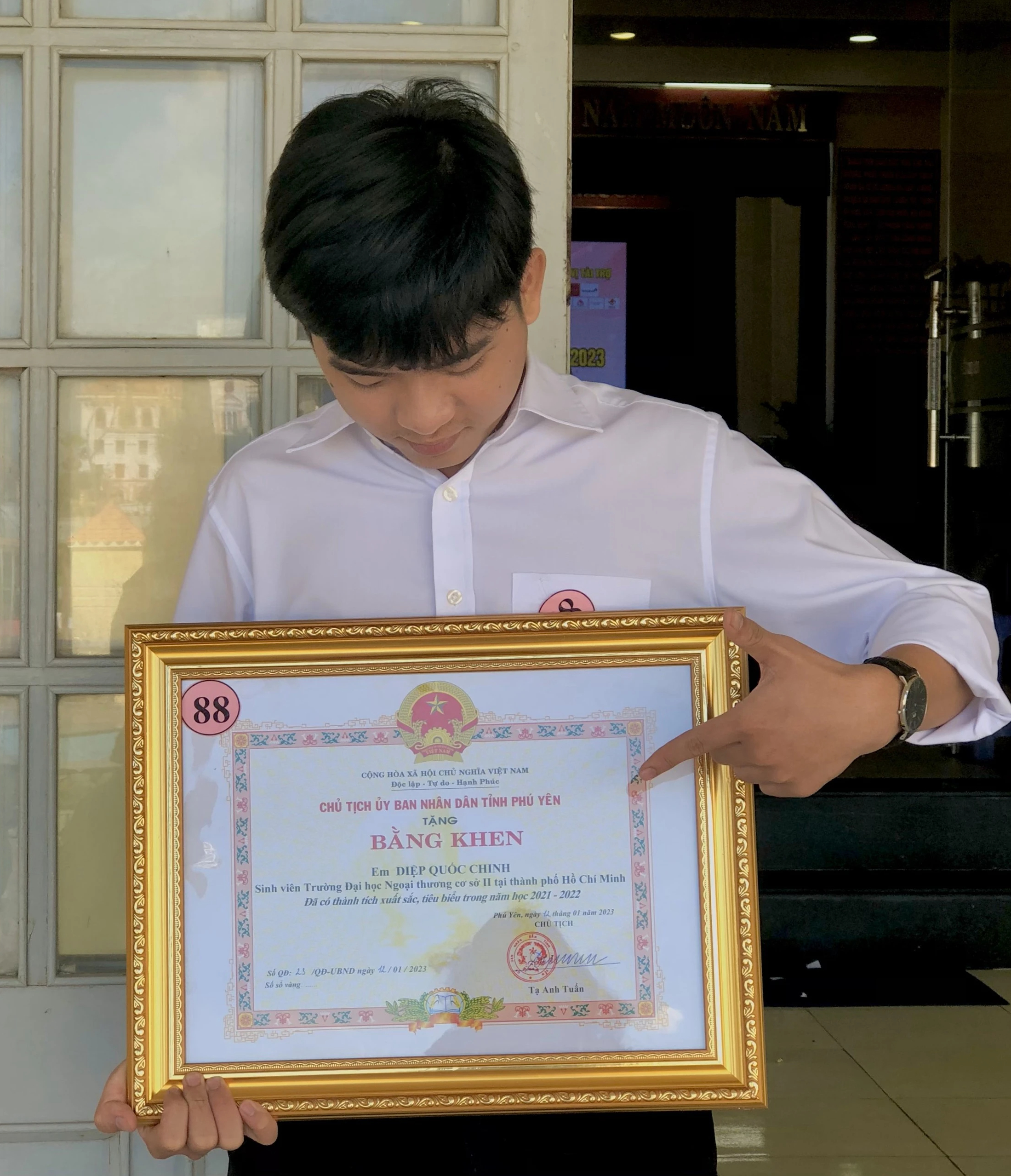 Nam sinh từng nhận học bổng trị giá 100 triệu đồng, tốt nghiệp thủ khoa - Ảnh 2. Nam sinh từng nhận học bổng trị giá 100 triệu đồng, tốt nghiệp thủ khoa - Ảnh 2.