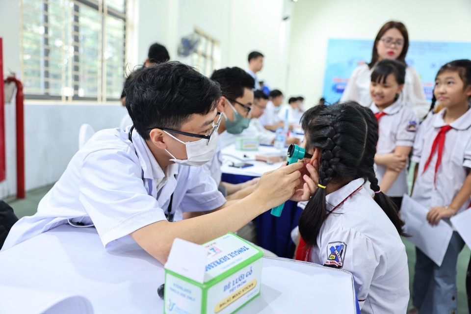 Tại lễ khởi động hành trình có gần 1 nghìn người dân được khám sức khoẻ tổng quát và tặng thuốc miễn phí