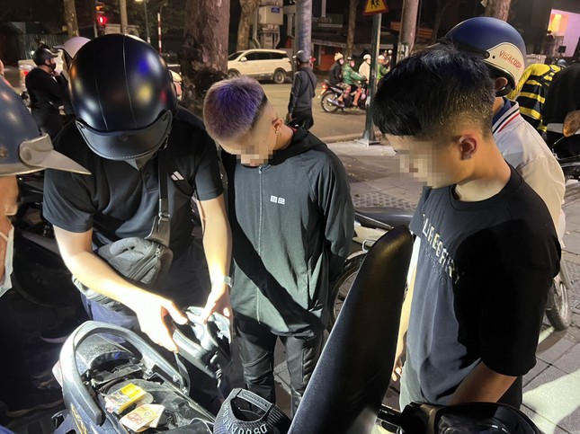 Cảnh sát 141 xử lý hàng chục thanh thiếu niên mang hung khí, 'đầu trần' diễu phố đêm cuối tuần ảnh 2