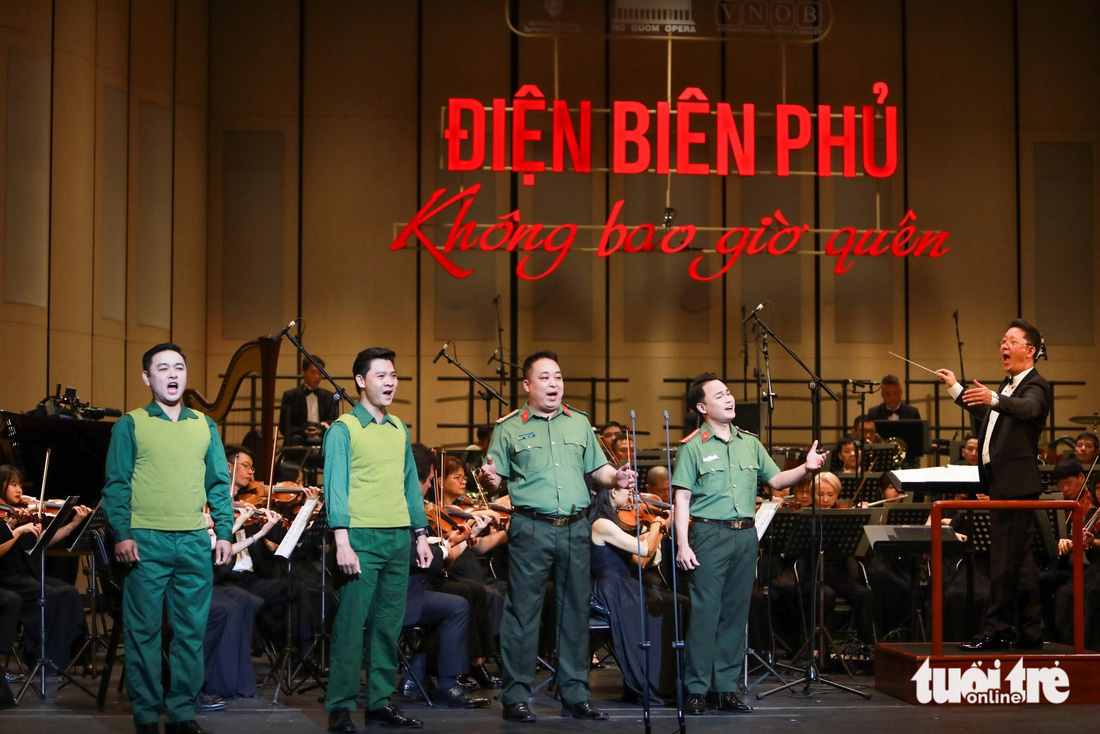 Khán giả rơi nước mắt trong đêm nhạc Điện Biên Phủ với Văn Cao, Đỗ Nhuận, Văn Chung- Ảnh 5. Chương trình có sự tham gia biểu diễn của Dàn nhạc giao hưởng Việt Nam, Nhà hát Nhạc vũ kịch Việt Nam, Nhà hát Ca múa nhạc Công an nhân dân… - Ảnh: DANH KHANG