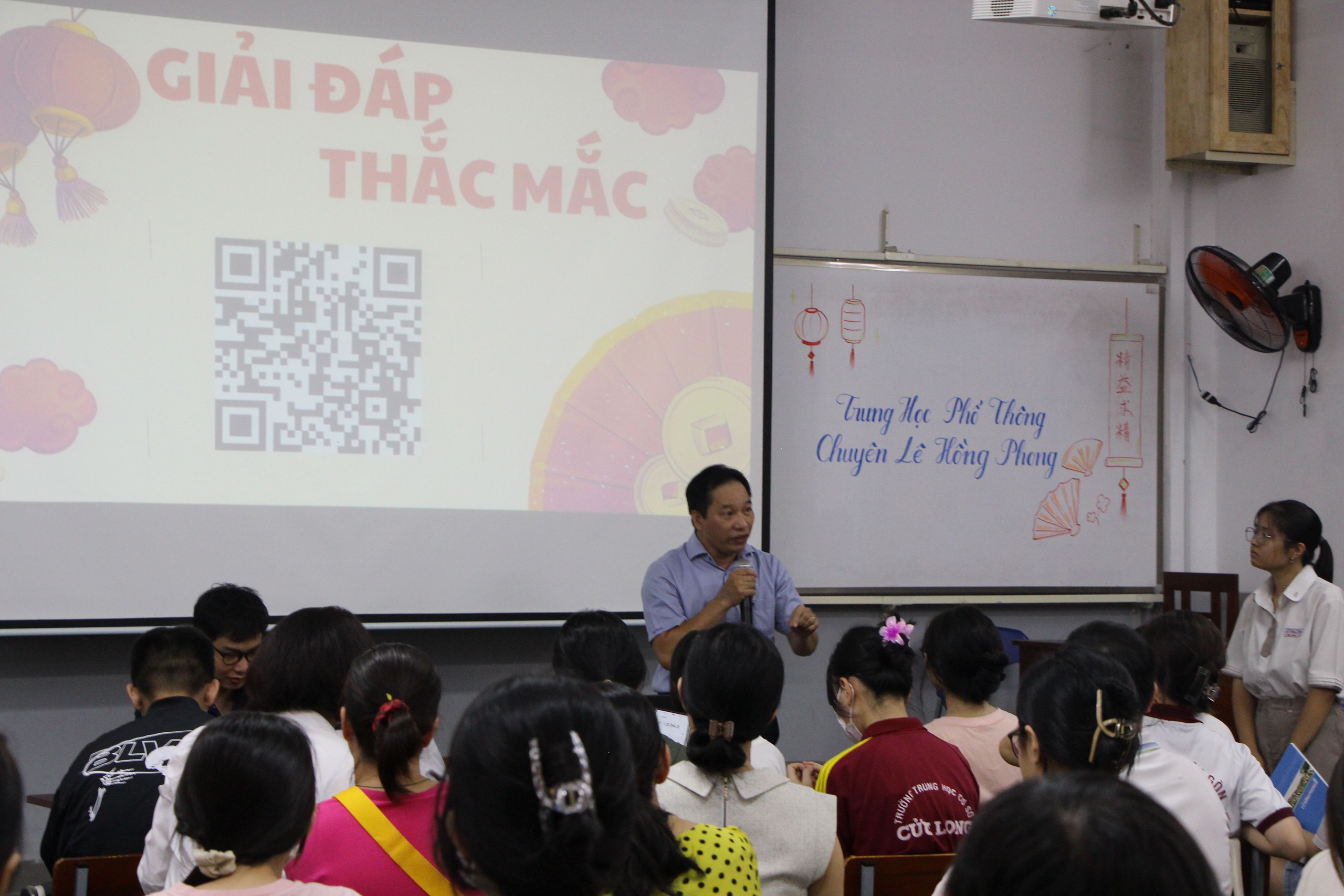 Phụ huynh cùng học sinh lớp 9 tham quan lớp học tại Trường THPT chuyên Lê Hồng Phong