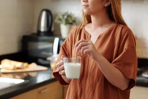 Có lẽ đã đến lúc bạn nên chuyển ly sữa buổi tối sang buổi sáng!