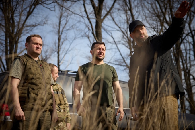Tổng thống Volodymyr Zelensky (giữa) kiểm tra các công sự mới cho binh sĩ ở khu vực Kharkov, miền đông Ukraine, ngày 9/4. Ảnh: Reuters