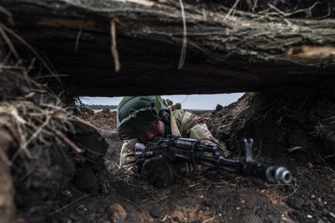 Binh sĩ Ukraine tham gia một cuộc tập huấn chiến đấu ở Donetsk, miền đông đất nước, hôm 6/3. Ảnh: AFP
