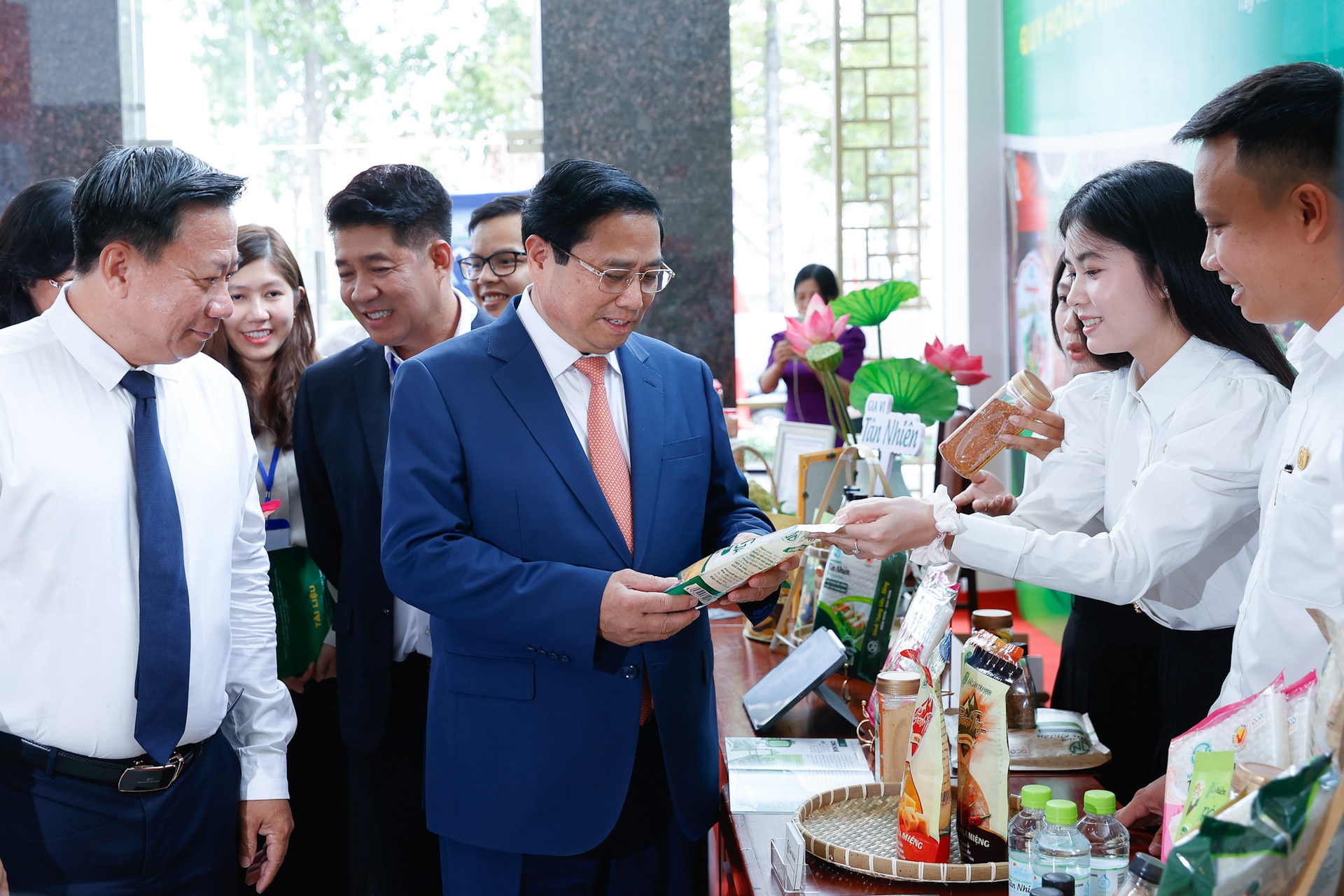 Thủ tướng: Tây Ninh có 'thiên thời, địa lợi, nhân hòa' để tăng tốc phát triển nhanh, bền vững- Ảnh 8.