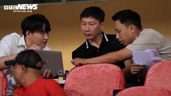 HLV Kim Sang-sik liên tục trao đổi với 2 trợ lý cá nhân (do công ty đại diện bố trí tạm thời).