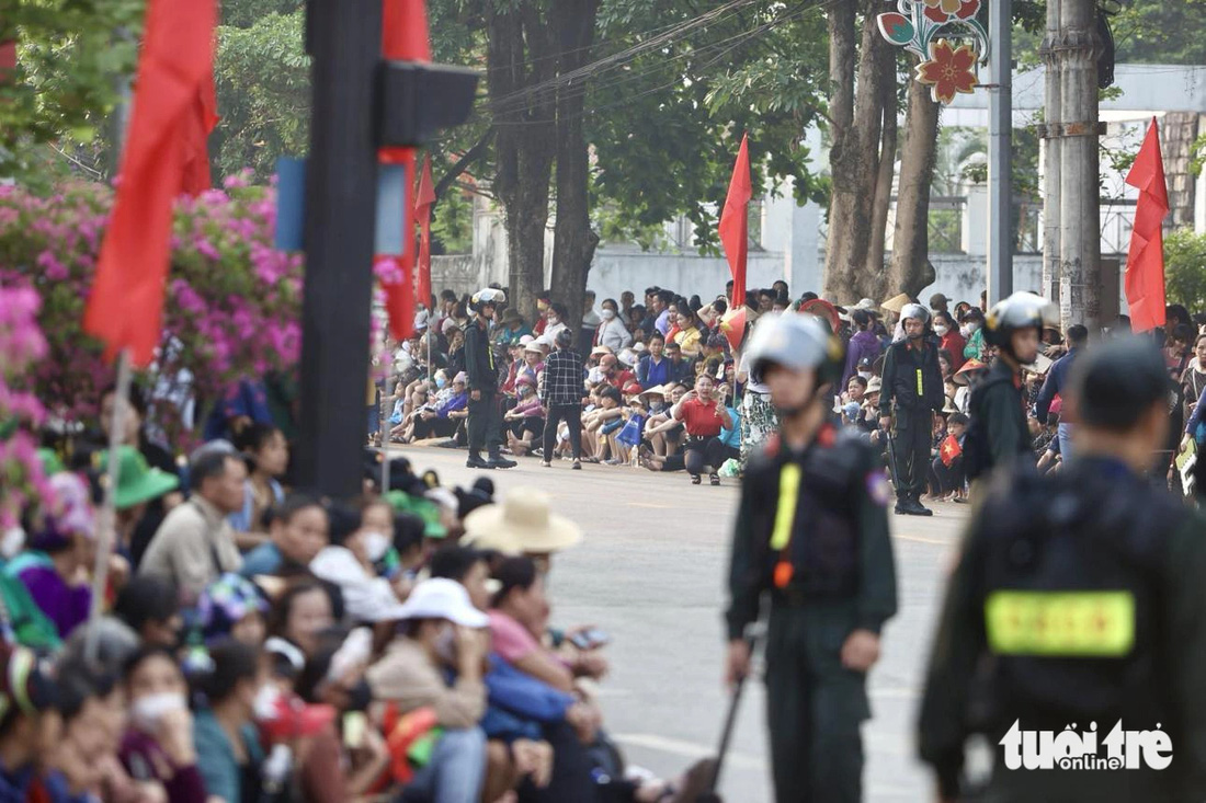 Rất đông người dân ngồi trật tự đợi xem lễ tổng duyệt ở khắp các nẻo đường chính - Ảnh: NGUYỄN KHÁNH Rất đông người dân ngồi trật tự đợi xem lễ tổng duyệt ở khắp các nẻo đường chính - Ảnh: NGUYỄN KHÁNH