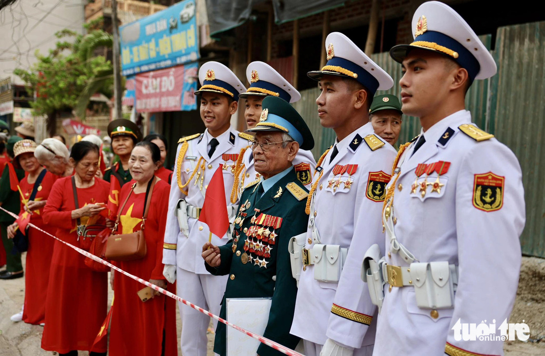 Xúc động hình ảnh những cựu chiến binh già chụp ảnh cùng các lực lượng diễu binh trẻ, những bà những mẹ mặc áo dài màu cờ tổ quốc trong ngày kỷ niệm đặc biệt của đất nước - Ảnh: NGUYỄN KHÁNH Xúc động hình ảnh những cựu chiến binh lớn tuổi chụp ảnh cùng các lực lượng diễu binh trẻ, những bà những mẹ mặc áo dài màu cờ Tổ quốc trong ngày kỷ niệm đặc biệt của đất nước