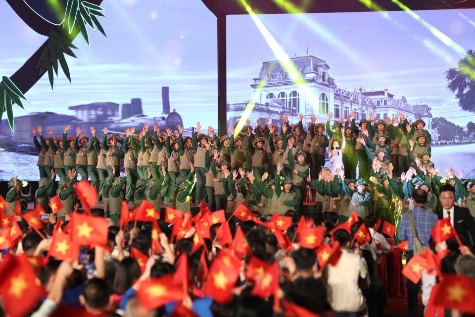 Chương trình nghệ thuật "Dưới lá cờ Quyết Thắng" tại điểm cầu TP Hà Nội. 
