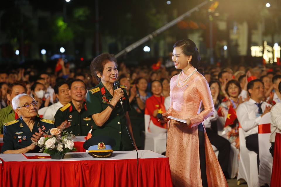 M&agrave;n giao lưu khơi gợi kh&iacute; thế h&agrave;o h&ugrave;ng của 70 năm trước với kh&aacute;n giả của Chương tr&igrave;nh.