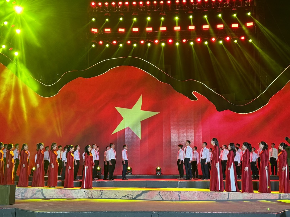 Từ điểm cầu Điện Biên truyền đến 4 điểm cầu còn lại, tất cả cùng đồng thanh cất cao tiếng hát bài Quốc ca.