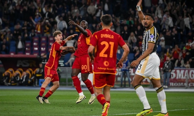 Lukaku (số 90) chia vui với các đồng đội sau khi ghi bàn mở tỷ số trận hòa Juventus 1-1 trên sân nhà Olimpico, Rome ngày 5/5. Ảnh: asroma.it