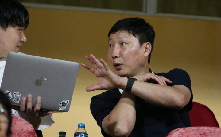 Trợ lý cá nhân mở máy tính thường trực bên cạnh HLV Kim Sang-sik. (Ảnh: VPF)