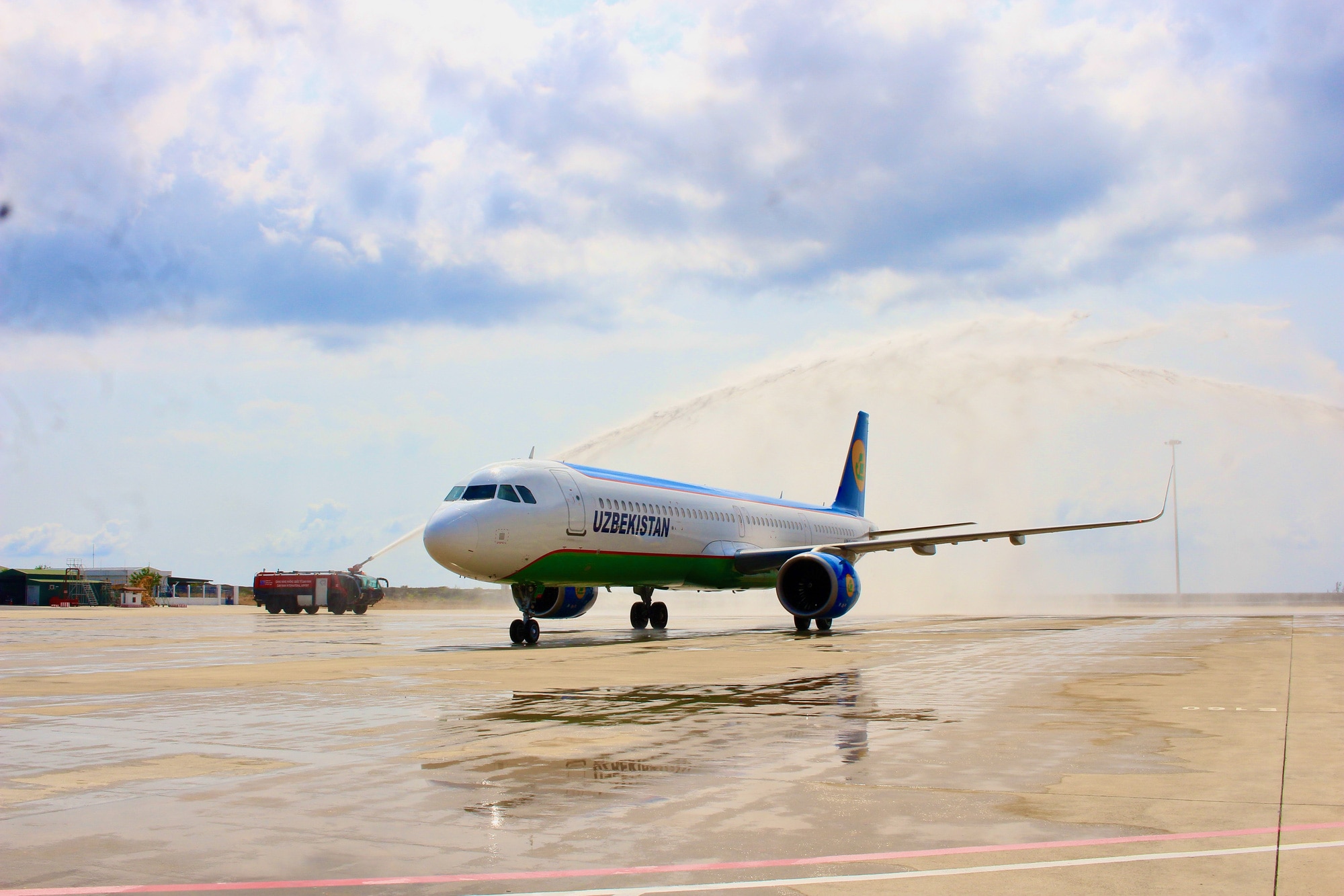 Nghi thức phun vòi rồng chào đón phi cơ hạ cánh xuống sân bay quốc tế Cam Ranh - Ảnh: MINH CHIẾN