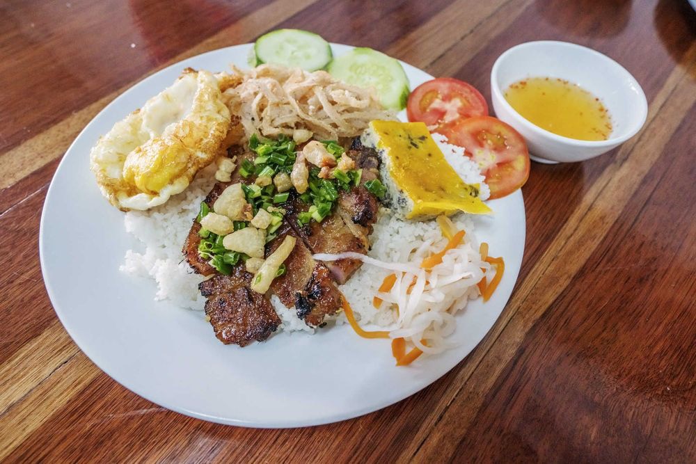 Cơm tấm là món ăn sáng không thể thiếu của nhiều người dân Sài Gòn - Ảnh: Shutterstock