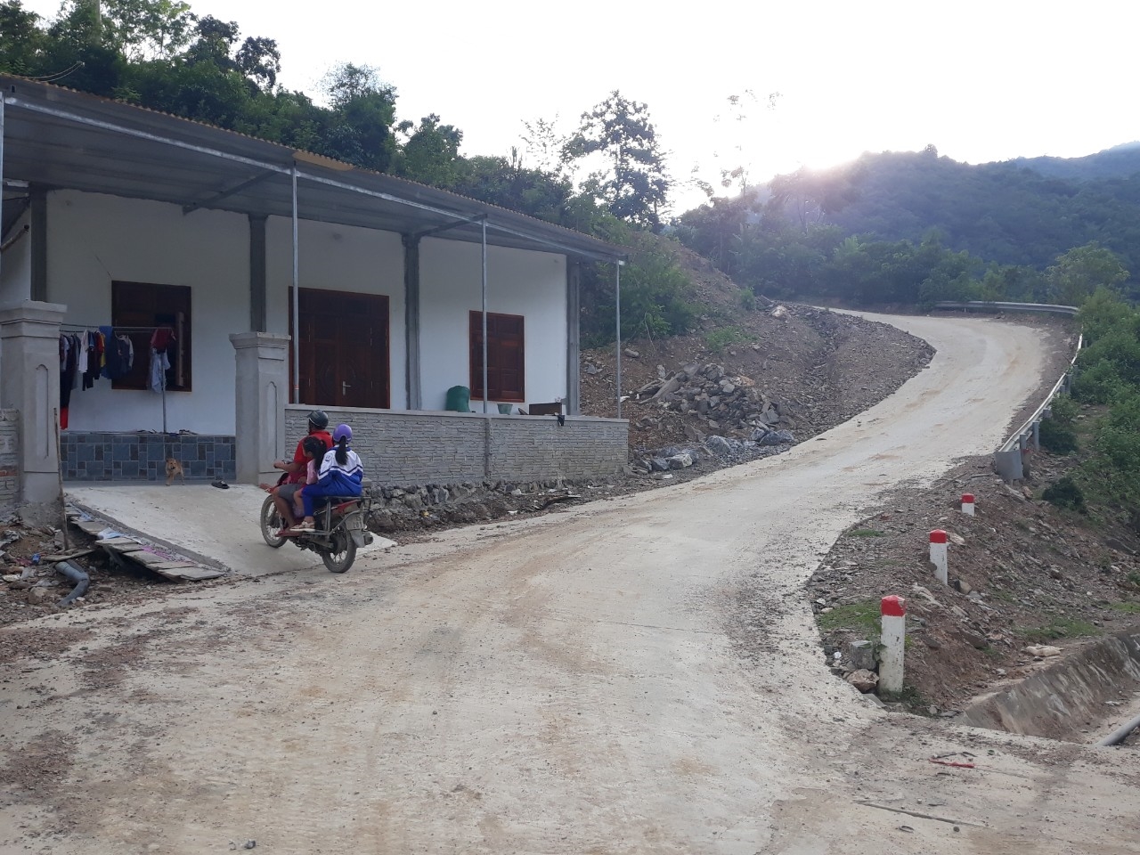 Đường giao thông liên bản ở xã Tà Cạ đã được đổ bên tông sạch đẹp Đường giao thông liên bản ở xã Tà Cạ đã được đổ bên tông sạch đẹp