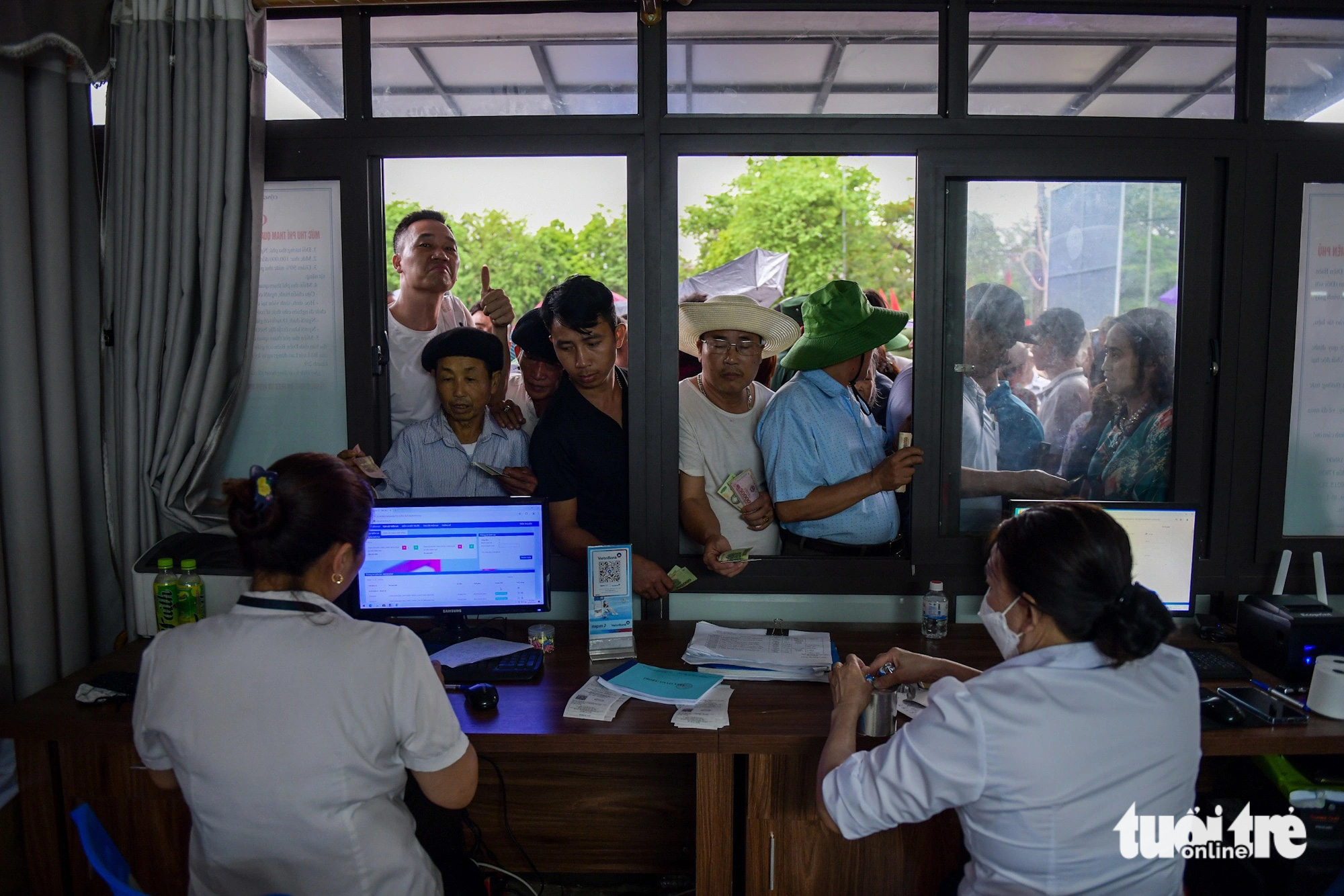 Đến 9h thì bảo tàng bắt đầu bán vé trở lại - Ảnh: NAM TRẦN Đến 9h bảo tàng bắt đầu bán vé trở lại - Ảnh: NAM TRẦN