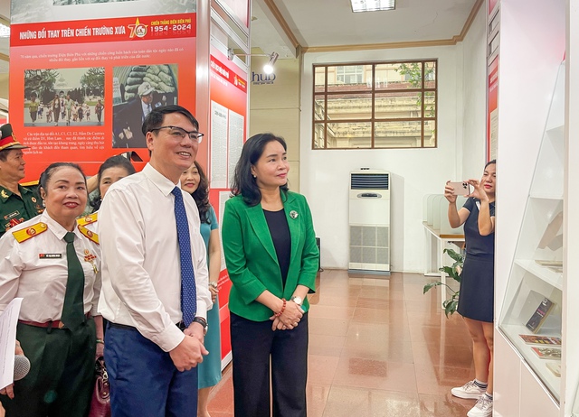Trưng bày tư liệu về Chiến thắng Điện Biên Phủ - Sức mạnh Việt Nam và tầm vóc thời đại - Ảnh 3. Trưng bày tư liệu về Chiến thắng Điện Biên Phủ - Sức mạnh Việt Nam và tầm vóc thời đại - Ảnh 3.
