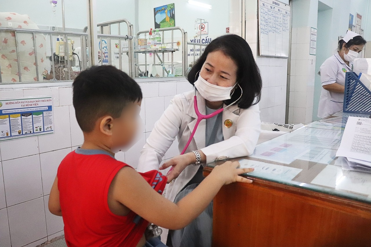 Bác sĩ Thu Thủy thăm khám cho một trường hộp bệnh nhi gặp vấn đề về tiêu hóa