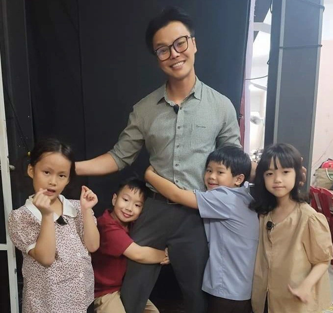 Võ Minh Lâm chạy từ 7 tuổi đến ngoài 70 trên sân khấu từ cải lương qua kịch- Ảnh 3. "Chú" Võ Minh Lâm được các diễn viên nhí trong vở Cho tôi xin một vé đi tuổi thơ rất yêu quý - Ảnh hậu trường của sân khấu kịch Hồng Hạc.