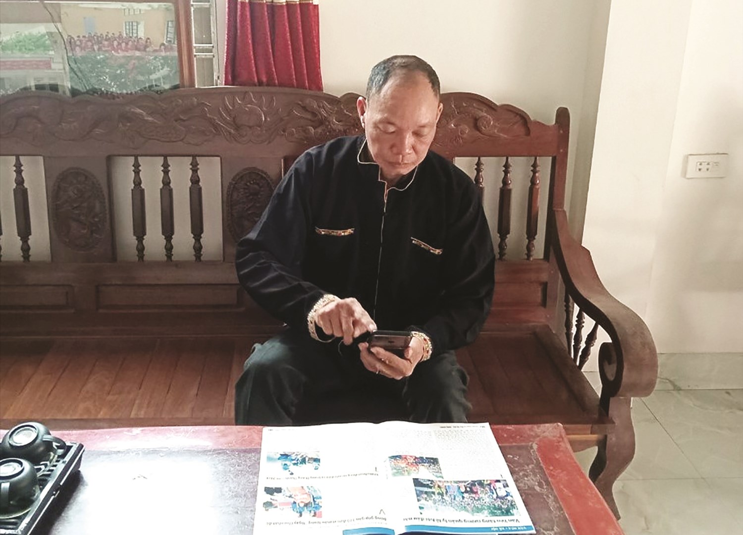 Nhờ được trang bị điện thoại thông minh, ông Bàn Hữu An đã có thể cài đặt các ứng dụng, tiện ích cần thiết, kịp thời giải đáp những thắc mắc của Nhân dân về chế độ chính sách Nhờ được trang bị điện thoại thông minh, ông Bàn Hữu An đã có thể cài đặt các ứng dụng, tiện ích cần thiết, kịp thời giải đáp những thắc mắc của Nhân dân về chế độ chính sách