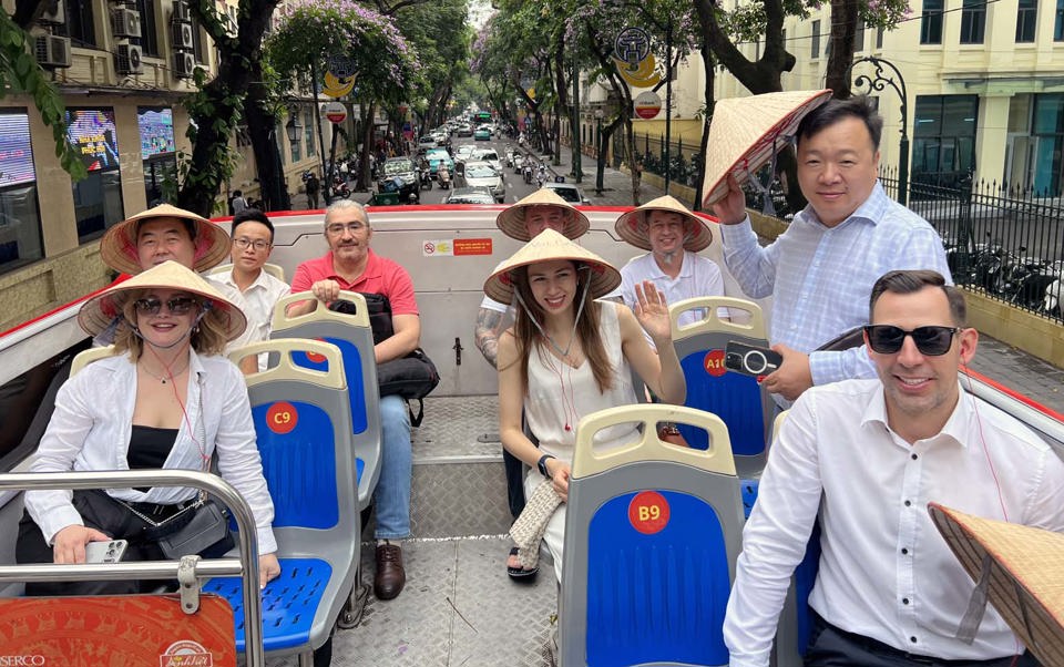 Doanh nghiệp du lịch vùng Viễn Đông (Nga) tham quan cảnh đẹp Thủ đô từ đó xây dựng tour đưa khách đến Hà Nội. Ảnh: Hoài Nam