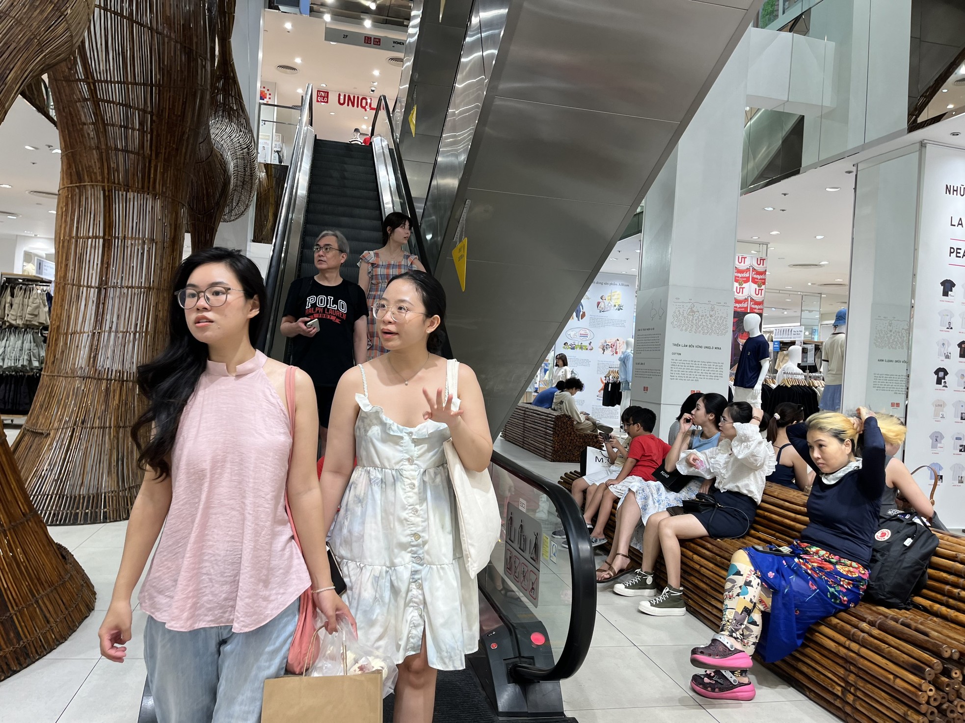 Nắng nóng rát mặt, người dân TPHCM đổ xô đến trung tâm thương mại ảnh 7