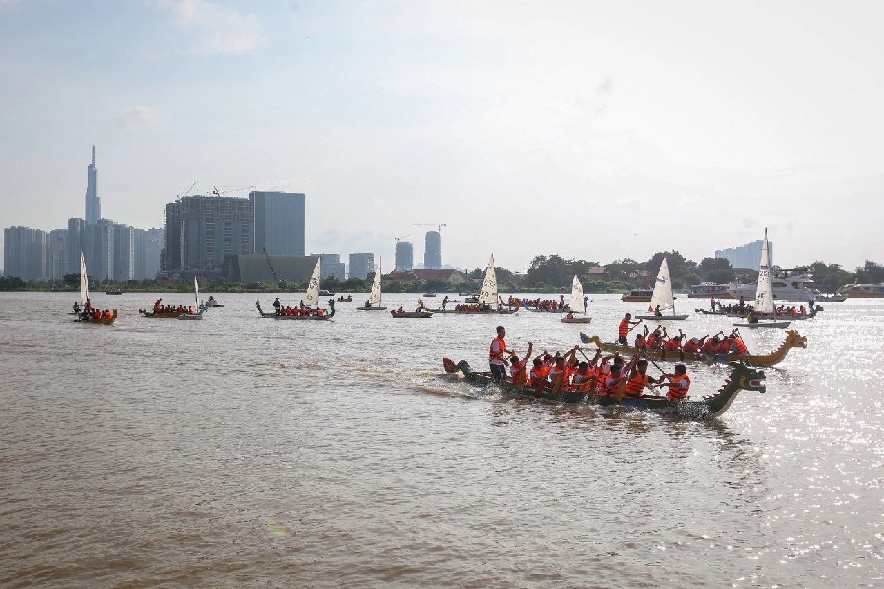 Bắn pháo hoa ở những địa điểm nào tại Lễ hội sông nước TP.HCM lần 2?- Ảnh 2. Hoạt động trên sông Sài Gòn tại Lễ hội sông nước lần thứ 1