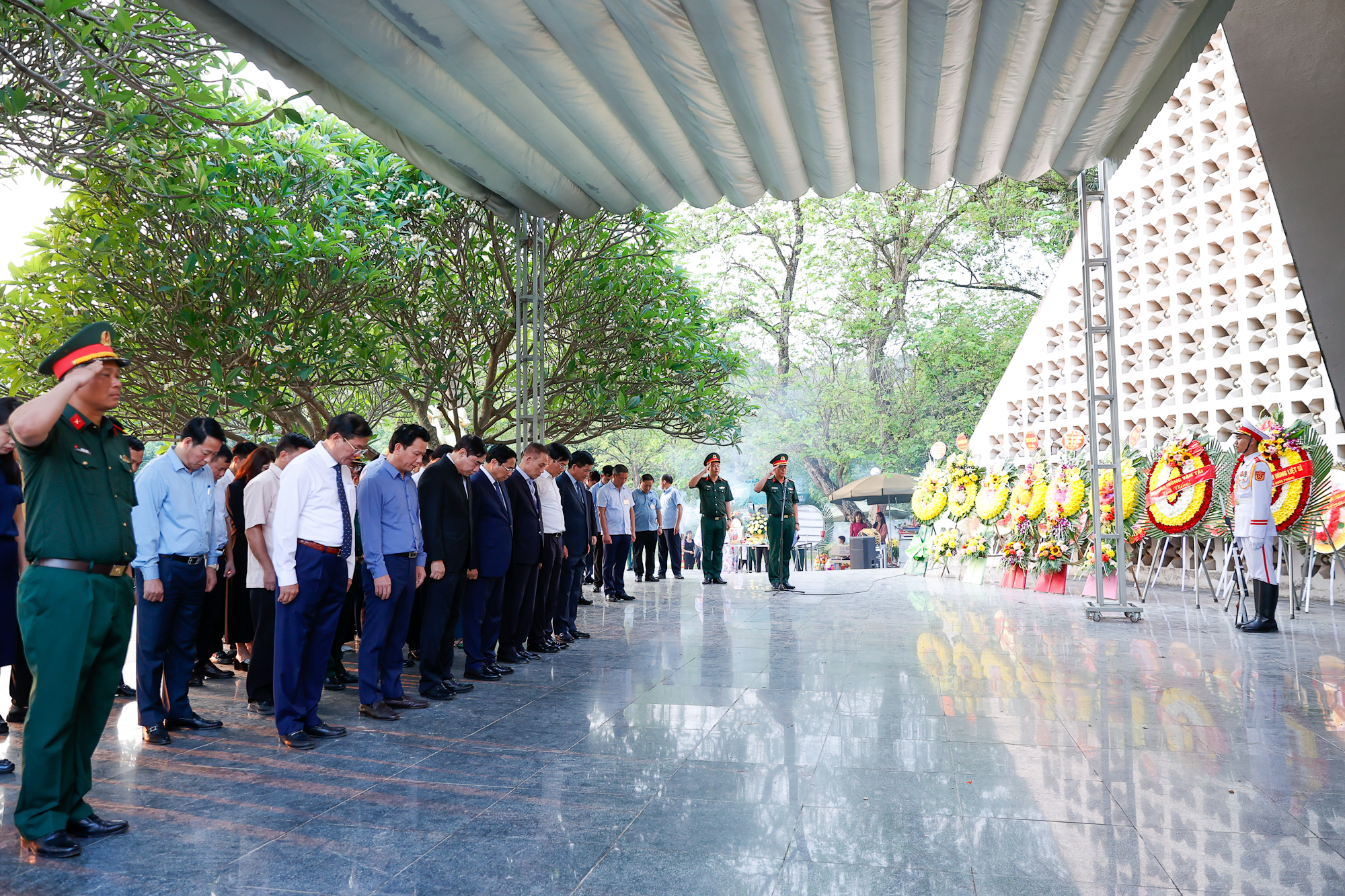 Thủ tướng dâng hương tưởng niệm các anh hùng liệt sĩ tại Nghĩa trang liệt sĩ A1- Ảnh 4. Thủ tướng Phạm Minh Chính và các thành viên đoàn công tác kính cẩn nghiêng mình trước anh linh các anh hùng liệt sĩ đã anh dũng chiến đấu, hy sinh trên mảnh đất Điện Biên Phủ anh hùng