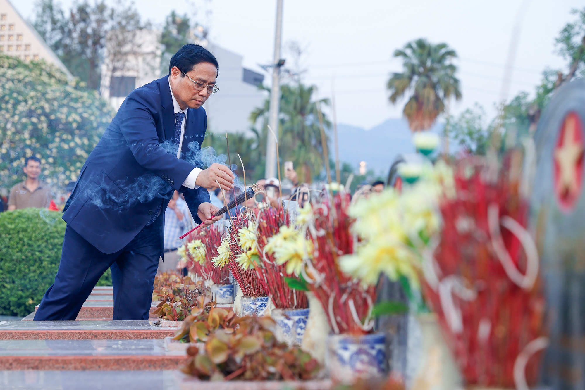 Thủ tướng dâng hương tưởng niệm các anh hùng liệt sĩ tại Nghĩa trang liệt sĩ A1- Ảnh 5. Thủ tướng Phạm Minh Chính thắp hương lên phần mộ của các liệt sĩ tại Nghĩa trang liệt sĩ quốc gia A1