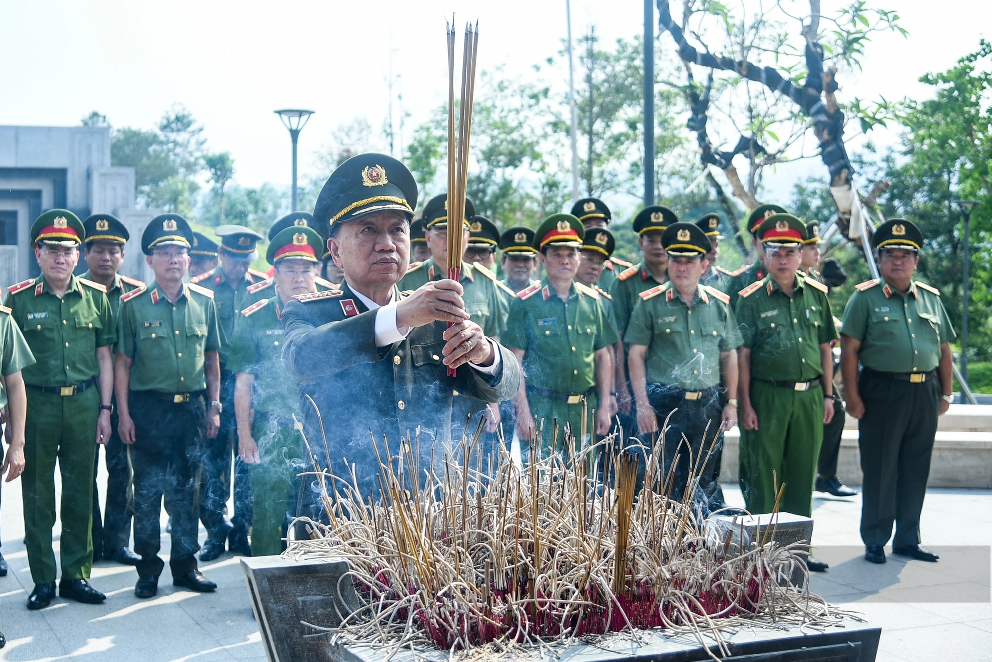 Bộ trưởng Bộ Quốc phòng, Bộ Công an dâng hương tưởng nhớ các anh hùng, liệt sĩ tại Điện Biên Phủ- Ảnh 9.