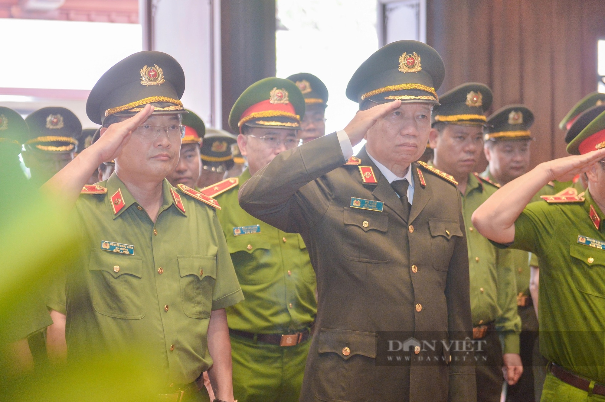 Bộ trưởng Bộ Quốc phòng, Bộ Công an dâng hương tưởng nhớ các anh hùng, liệt sĩ tại Điện Biên Phủ- Ảnh 10.