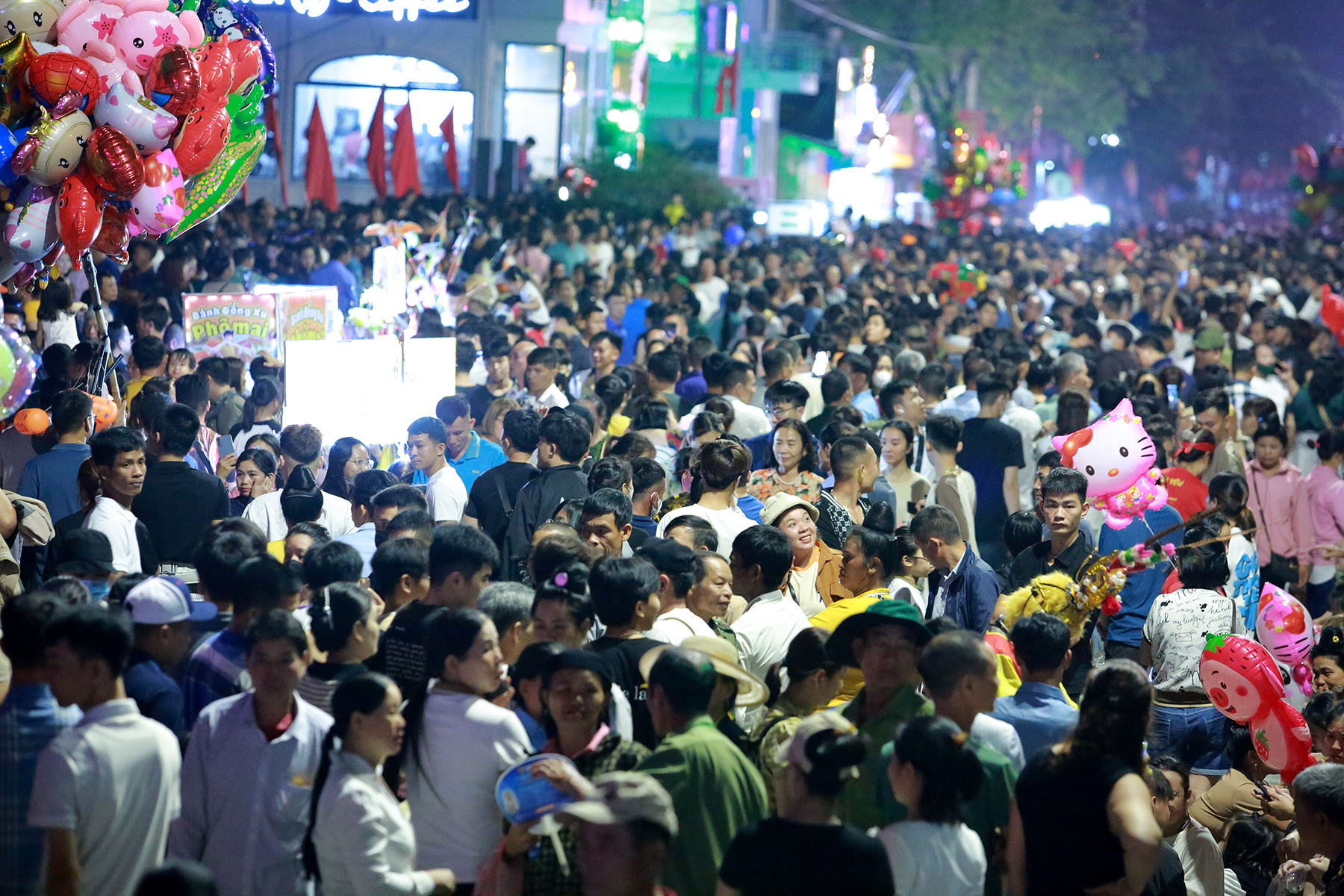 Pháo hoa rực sáng chào mừng kỷ niệm 70 năm chiến thắng Điện Biên Phủ- Ảnh 5. Hàng vạn người dân đổ về các con phố gần Quảng trường 7.5 để theo dõi màn bắn pháo hoa