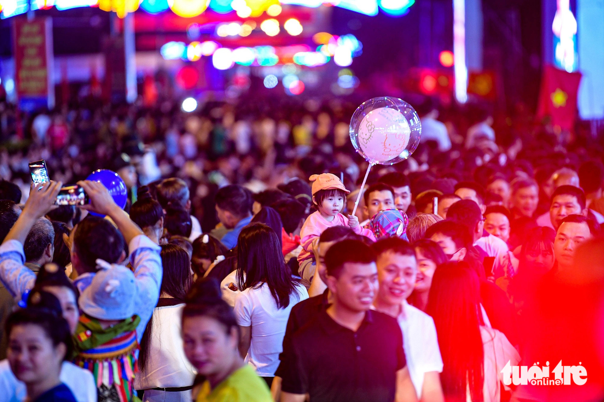 Pháo hoa rực sáng trên bầu trời Điện Biên Phủ- Ảnh 2. Từ 19h tối, các con đường dẫn đến quảng trường 7-5 và quanh khu vực bắn pháo hoa đều đã bị ùn ứ kéo dài - Ảnh: NAM TRẦN