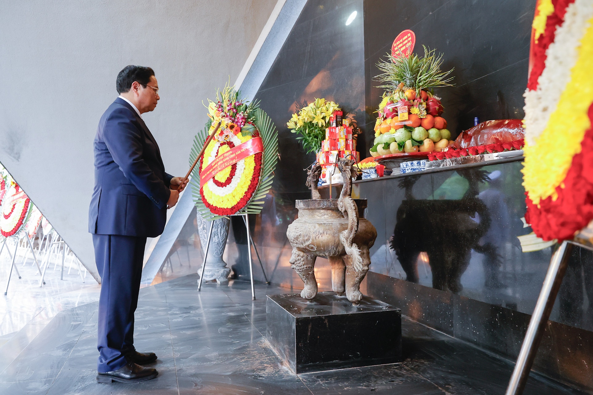 Thủ tướng Phạm Minh Chính dâng hương, dâng hoa tưởng niệm, tri ân các Anh hùng, liệt sĩ tại Điện Biên Phủ- Ảnh 3.