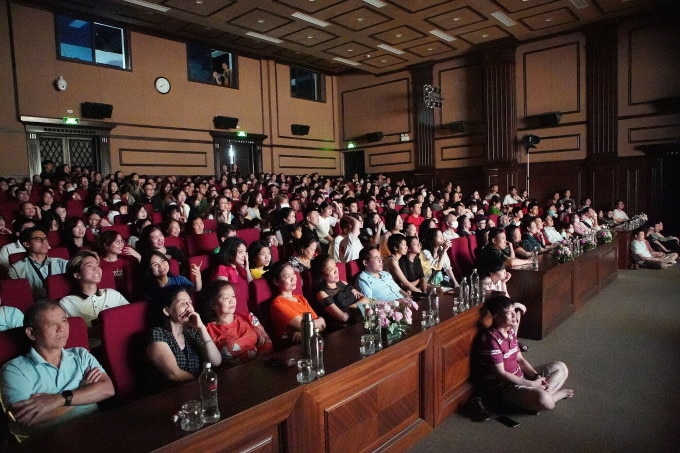 Khoảng 500 khán giả đang ngồi xem bộ phim Sống cùng lịch sử tại Điện ảnh Quân đội nhân dân, tối 5/5. Ảnh: Quỳnh Nguyễn