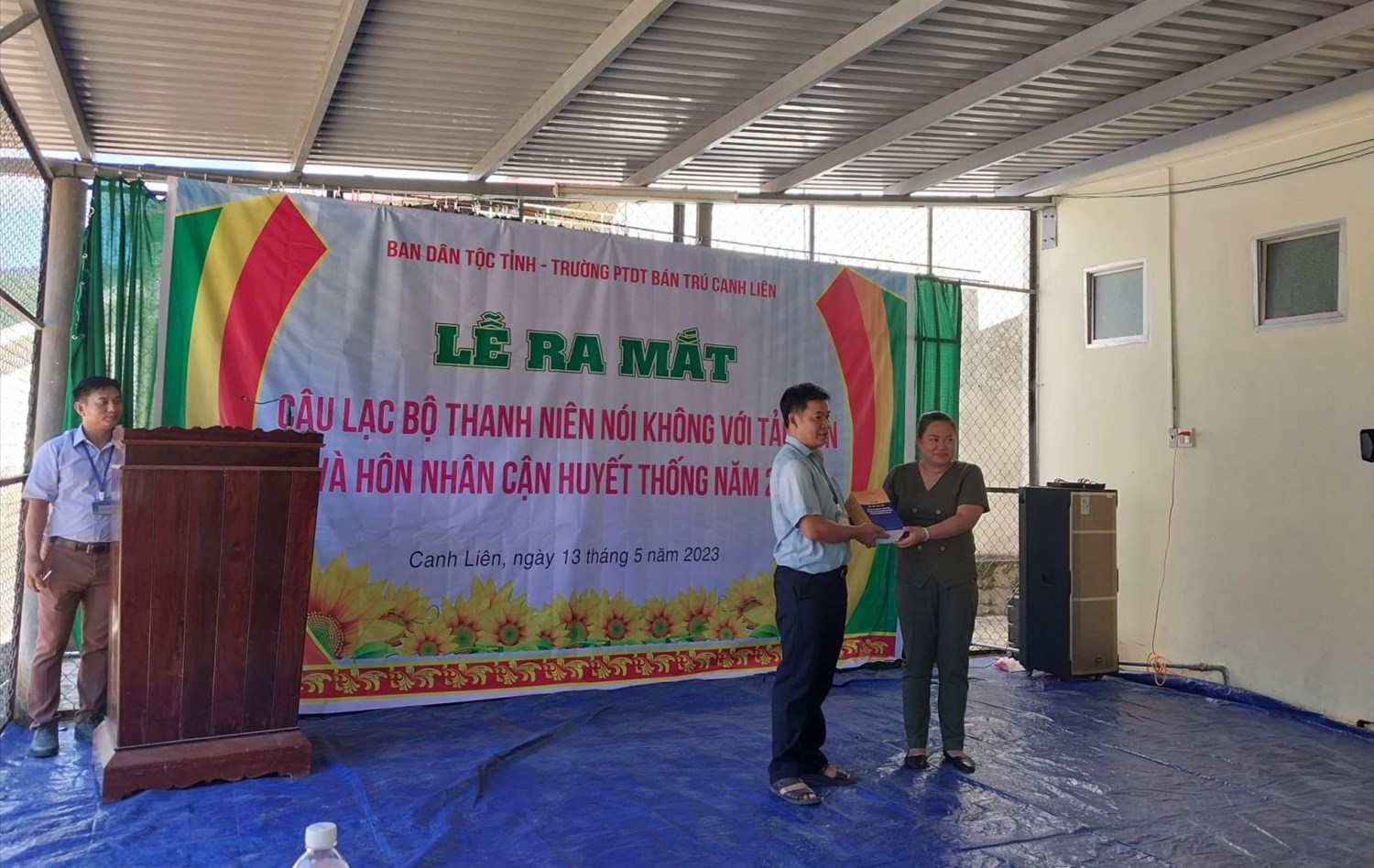  Ban Dân tộc tỉnh Bình Định trao 70 quyển sách hỏi đáp pháp luật về hôn nhân, tảo hôn và hôn nhân cận huyết thống trong vùng đồng bào DTTS và miền núi cho Trường THCS Bán Trú Canh Thuận.