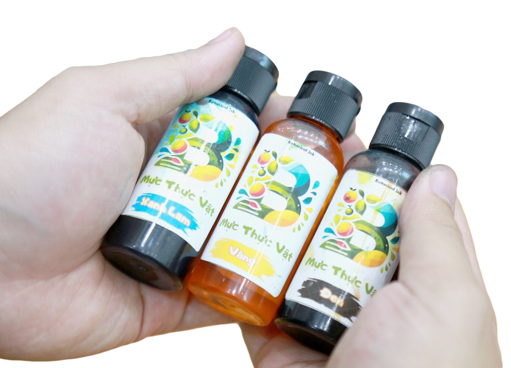 Làm mực viết, màu vẽ từ rác thải hữu cơ- Ảnh 4. Sản phẩm màu vẽ được đưa ra thị trường - Ảnh: ĐOÀN NHẠN