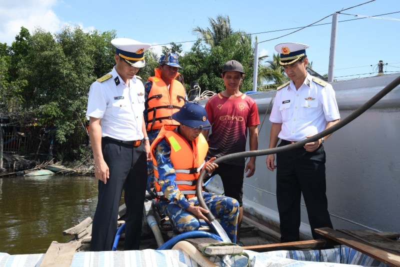 Chuẩn Đô đốc Nguyễn Hữu Thoan, Chính ủy Bộ Tư lệnh Vùng 5 Hải quân (thứ nhất từ trái qua) nắm tình hình thực hiện nhiệm vụ cấp nước của cán bộ, chiến sĩ đơn vị.